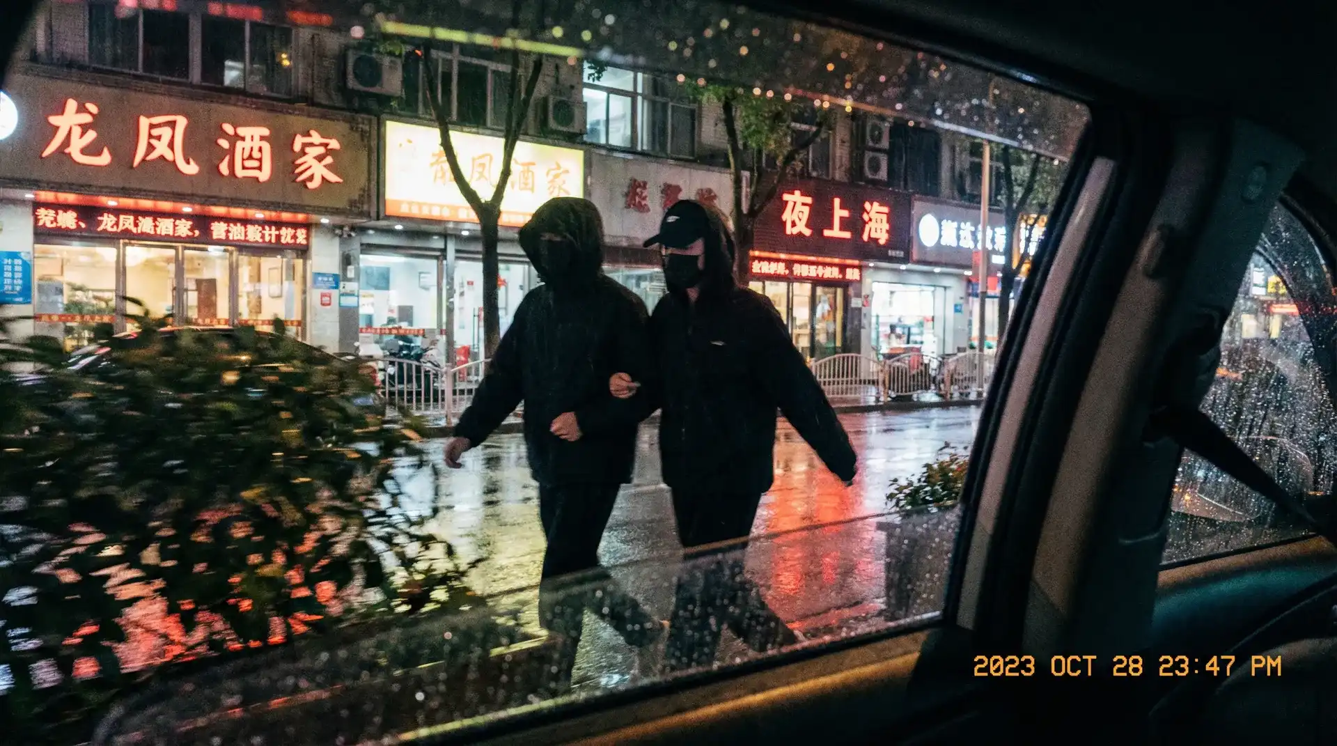 万利平台 - 顶流明星深夜密会现场抓拍照片